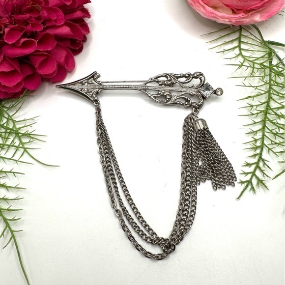 Vintage Jewelry - VINTAGE⚜️Ornate Detailed Arrow Brooch With Chains